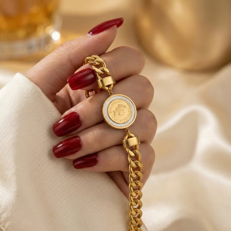 انسيال ذهبي أنيق مصنوع من الستانلس ستيل المقاوم للصدأ، بسلسلة عريضة لامعة، ودلاية دائرية بتصميم عملة مميزة، مع قفل قابل للتعديل ليناسبك. - Image 3